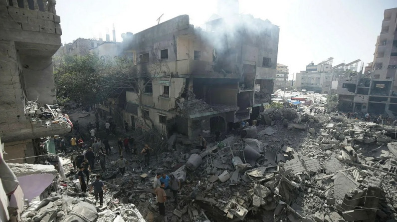 252 يوما من الإبادة: 17 شهيدا في قصف منزلين بالنصيرات فجر اليوم